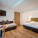 Апарт-готель Gaestehaus Schneeberger 3*